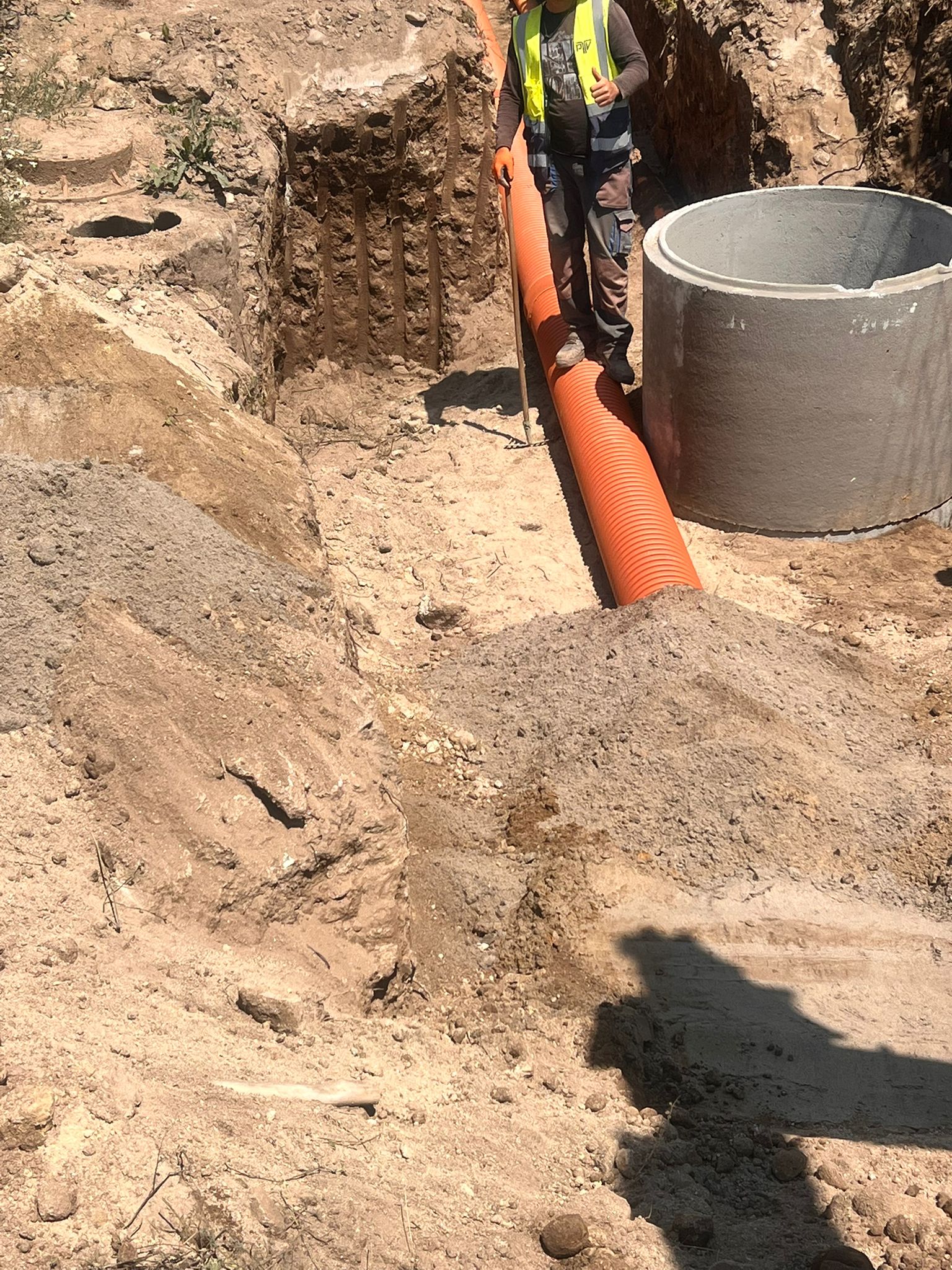 Infraestruturas no Centro de Treinos do FC Porto
Execução de redes de saneamento e drenagem, com assentamento de tubagens de grande diâmetro e construção das respetivas caixas de visita.